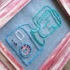 Grappig borduurwerk in frame – blender kunst – unieke muurdecoratie