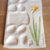 Handgemaakt keramiek schilderspalet met Narcis 1(19 x 13 cm)