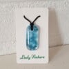 Handgemaakte hanger van gesmolten glas in aqua turquoise blauw, vertelbare ketting.