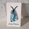 Handgemaakte hanger van versmolten glas in aqua turquoise blauw en wit, inclusief verstelbare ketting.