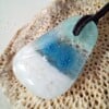 Handgemaakte hanger van versmolten glas in aqua turquoise blauw groen en wit,zeegezicht, inclusief verstelbare ketting.