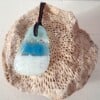 Handgemaakte hanger van versmolten glas in aqua turquoise blauw groen en wit,zeegezicht, inclusief verstelbare ketting.