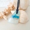 Handgemaakte hanger van versmolten glas in aqua turquoise blauw groen en wit,zeegezicht,kustlijn, inclusief verstelbare ketting.