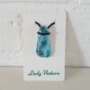 Handgemaakte hanger van versmolten glas in aqua turquoise blauw, groen en zwart, inclusief verstelbare ketting.