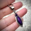 Handgemaakte zilveren hanger met agaat en amethist – unieke blauw/paarse edelsteen hanger