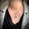Handgemaakte zilveren hanger met onyx en parelmoer schelp maan