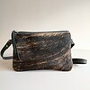 Leren crossbody tas met bruin/zwart koeienprint