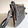 Leren crossbody tas met bruin/zwart koeienprint