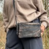 Leren crossbody tas met bruin/zwart koeienprint