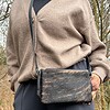 Leren crossbody tas met bruin/zwart koeienprint