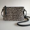 Leren crossbody tas met hertenprintje.