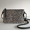 Leren crossbody tas met hertenprintje.