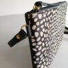 Leren crossbody tas met hertenprintje.