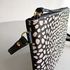 Leren crossbody tas met hertenprintje.