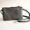 Leren crossbody tas met hertenprintje.