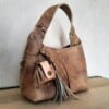 Leren tas, vintage look. Inclusief schouderriem en sleutelhanger met leren minitasje en flos.