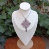 Macramé mandala ketting Sadie – handgemaakte boho ketting mauve met bronzen kralen