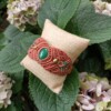 Micro macramé armband Kaia met malachiet look cabochon – handgemaakt