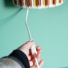 Unieke 70s style wikkel I-cord muurlamp van garen en houten kralen met E14 fitting en snoer met schakelaar, yarn wrap lamp, sfeervol lampje