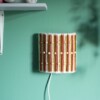 Unieke 70s style wikkel I-cord muurlamp van garen en houten kralen met E14 fitting en snoer met schakelaar, yarn wrap lamp, sfeervol lampje