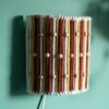 Unieke 70s style wikkel I-cord muurlamp van garen en houten kralen met E14 fitting en snoer met schakelaar, yarn wrap lamp, sfeervol lampje
