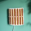 Unieke 70s style wikkel I-cord muurlamp van garen en houten kralen met E14 fitting en snoer met schakelaar, yarn wrap lamp, sfeervol lampje
