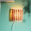Unieke 70s style wikkel I-cord muurlamp van garen en houten kralen met E14 fitting en snoer met schakelaar, yarn wrap lamp, sfeervol lampje
