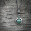 Unieke zilveren hanger met groene aventurijn – handgemaakt sieraad met dubbele steen