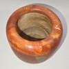 Vaas gemaakt van eikenhout en oranje/goudkleurig epoxy