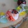 Vrolijk & Botanisch, lieveheersbeestje tuinarmband met handgemaakte glaskralen
