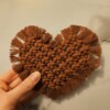 Bruin hart macramé onderzetter
