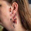Cupido ear cuffs (paar) - oorhangers met hartjes in rood en zwart