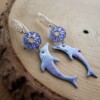 Diepblauw & Ocean folk, dolfijn oorbellen met Swarovski en zilverdetail