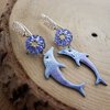 Diepblauw & Ocean folk, dolfijn oorbellen met Swarovski en zilverdetail