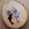Diepblauw & Ocean folk, dolfijn oorbellen met Swarovski en zilverdetail