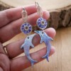 Diepblauw & Ocean folk, dolfijn oorbellen met Swarovski en zilverdetail