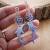 Diepblauw & Ocean folk, dolfijn oorbellen met Swarovski en zilverdetail