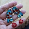 Festival vibes & Kleurrijk contrast, handgemaakte vogel oorbellen met bloemdetails