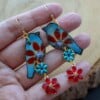 Festival vibes & Kleurrijk contrast, handgemaakte vogel oorbellen met bloemdetails