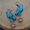 Festival vibes & Kleurrijk contrast, handgemaakte vogel oorbellen met bloemdetails