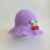 Gehaakte baby hoedje twee-in-een | Lila met kersjes en oranje bloemetje