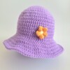Gehaakte baby hoedje twee-in-een | Lila met kersjes en oranje bloemetje