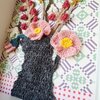 Gehaakte bloemen lijst – Handgemaakte wanddecoratie met vaas (23x28 cm, 100% wol)