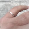 Gehamerde zilveren ring 2mm – 925 sterling zilver – nikkelvrij & op maat gemaakt