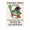 Grappig 3D geprint wandbordje “Drama Free Zone” – Kikker Witch – Duurzame wanddecoratie (10x14 cm)