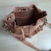leren bucketbag, uniek, handgemaakt van restanten leer. Met handvat, riem en kaarthouder.