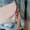 Leren schouder-crossbodytasje met bijpassende Bagcharm ook te gebruiken als sleutelhanger. met binnen vak en leren schouderband