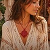 Micro macramé ketting ‘Rose’ – rode mandala hanger – verstelbaar – handgemaakt