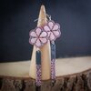 Poëtisch & Poederroze, oorbellen met kralenbloem en enamel hanger