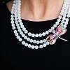 Unieke statement rozenkwartsketting met vintage broche op zijde